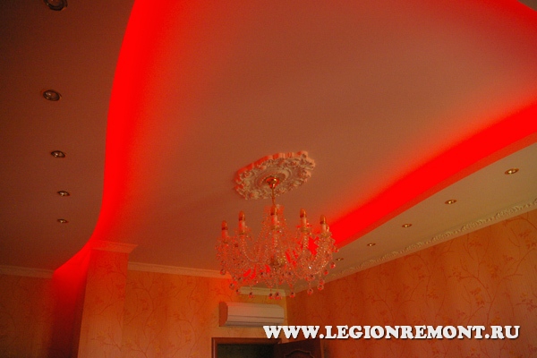 Светодиодная подсветка потолка в красных тонах
